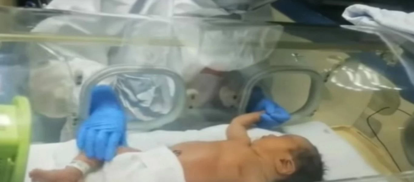 Συγκινητική ιστορία στα χρόνια του... κορωνοϊου: Μολυσμένη μητέρα βλέπει για πρώτη φορά τη νεογέννητη κόρη της (βίντεο)